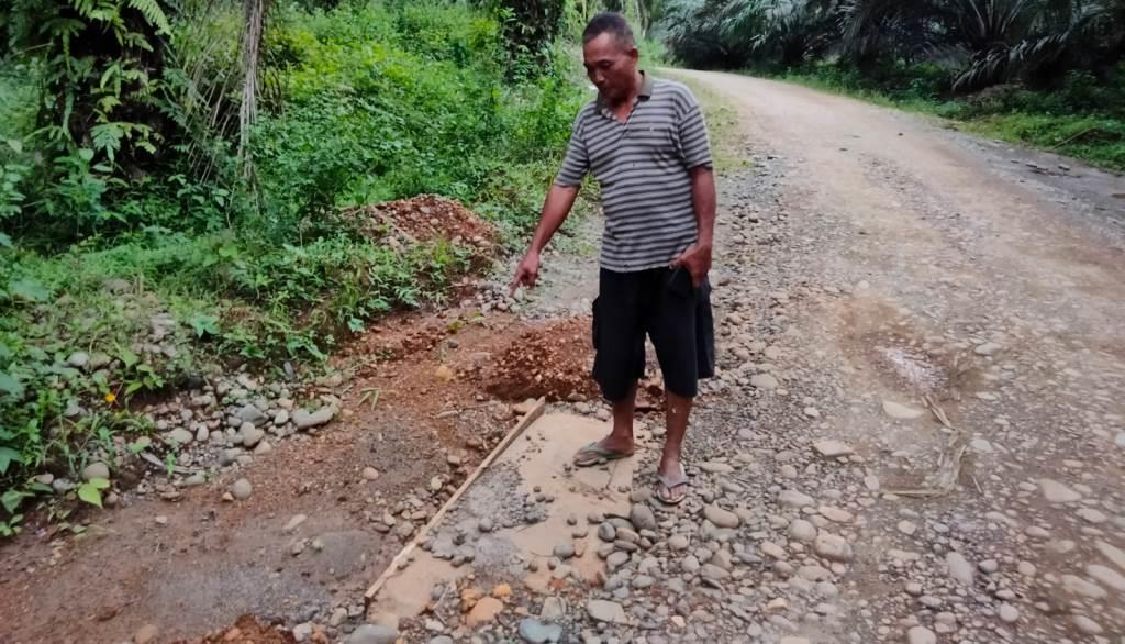 Belum Genap 4 Bulan, Proyek Jalan Lubuk Lagan Seluma Sudah Rusak Parah