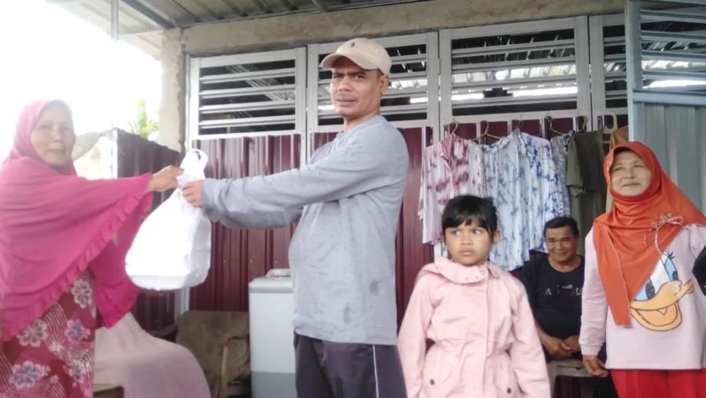 Bantu Korban Banjir, Anggota DPRD Kota Bengkulu Bagikan Sembako