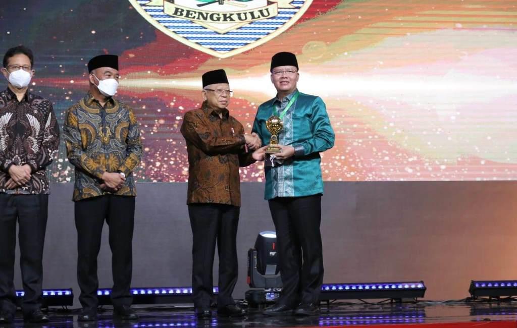 Gubernur Rohidin Terima Penghargaan UHC Award 2023