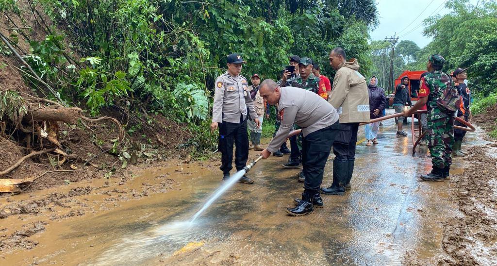 Tertimbun Longsor Sepanjang 40 Meter, Jalan Lintas Curup-Linggau Sudah Bisa Dilewati