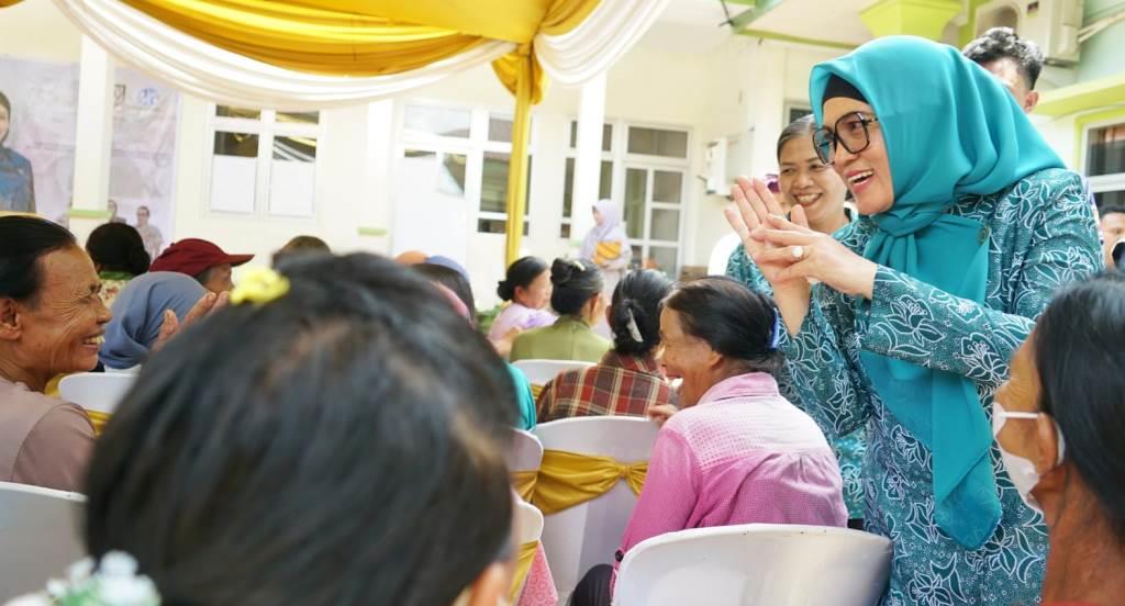 Derta Wahyulin Berbagi Sembako dan Tanam Sayur di Bengkulu Utara