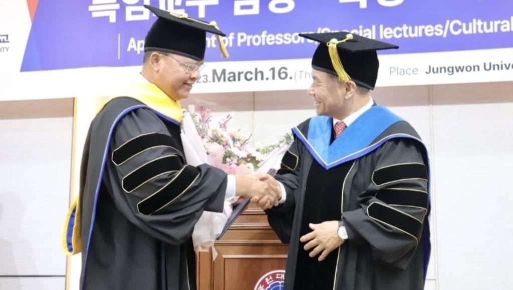 Rohidin Mersyah Terima Anugerah Profesor dari Kampus Korea Selatan