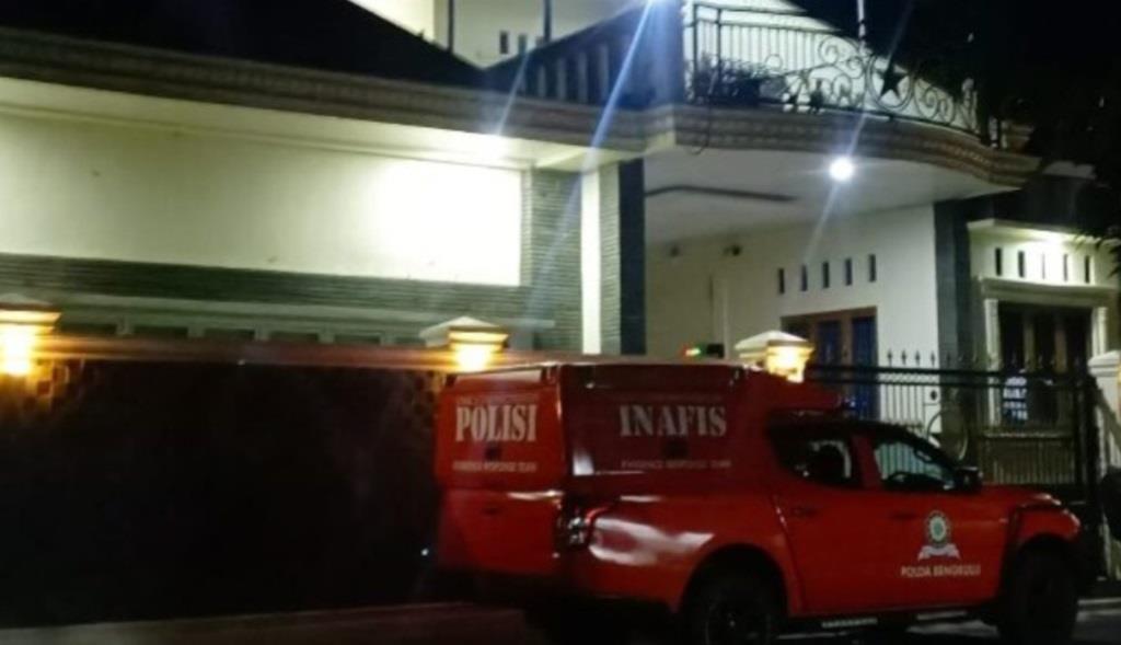 Rumah Mantan Bupati Kaur Digeledah Polisi