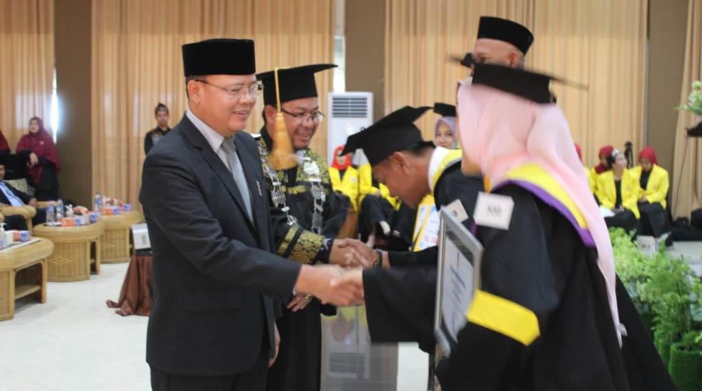 Hadiri Wisuda UT, Gubernur Rohidin: Kejujuran Value Tertingggi Seorang Sarjana