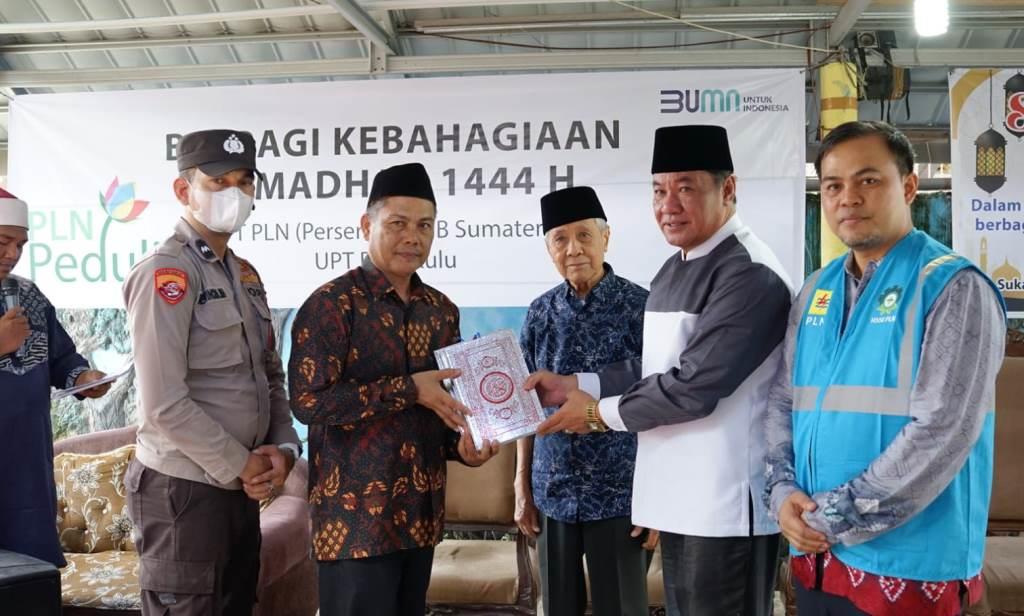 Wagub Rosjonsyah Salurkan Bantuan Program Relawan Pegawai PLN