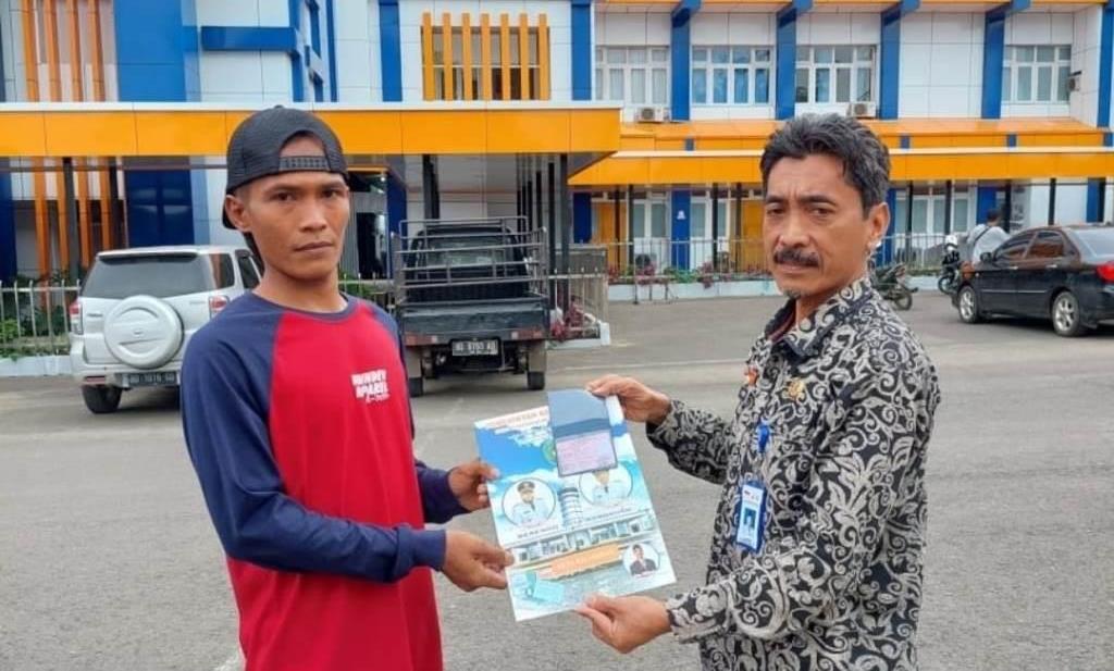 Kadis Dukcapil Widodo Serahkan Langsung Dokumen Pasien RSHD