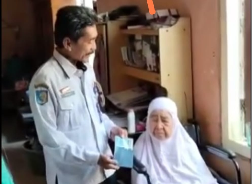 Kadis Dukcapil Widodo Serahkan Langsung KTP Milik Lansia