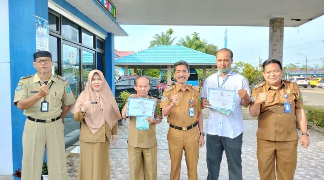 Usai Apel Pagi, Kadis Dukcapil Widodo Serahkan Piagam Pegawai Teladan