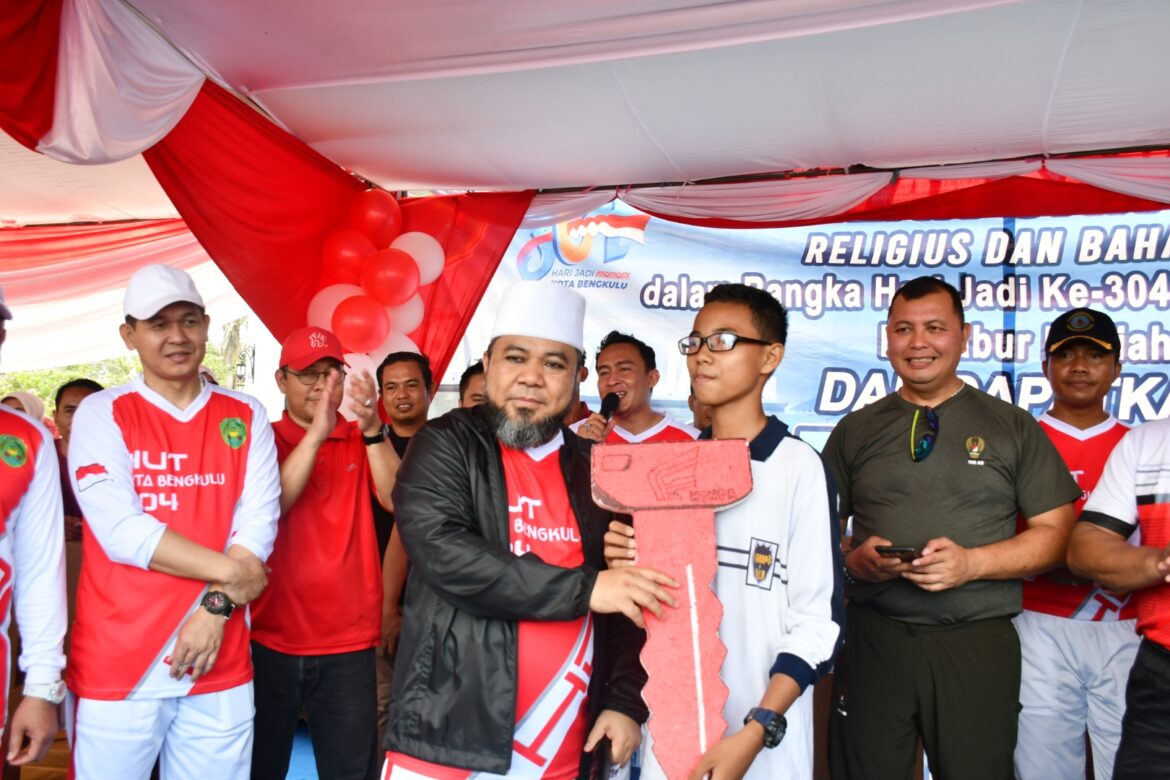 Walikota Helmi Hasan Serahkan Hadiah Sepeda Motor Kepada Siswa SMPN 1