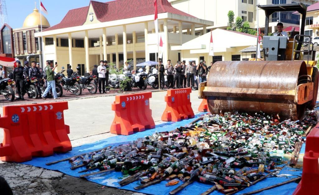 Ribuan Botol Miras Hasil Operasi Pekat Dimusnahkan Polda Bengkulu