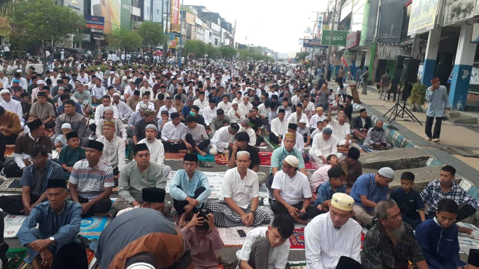 Gelar Salat Idul Fitri, Ribuan Warga Padati Jalan Soeprapto Bengkulu