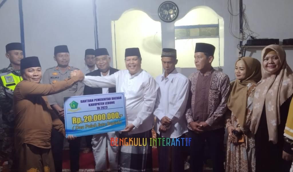 Safari Ramadan di Desa Bukit Nibung, Pemkab Lebong Serahkan Bantuan ke Masjid