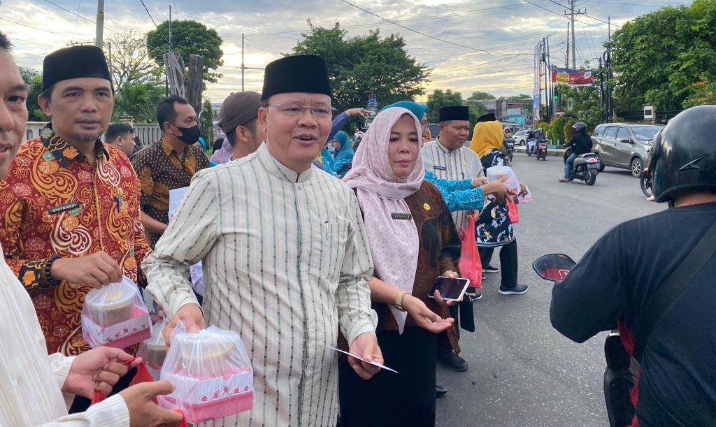 Sapa Warga, Gubernur Rohidin Berbagi Takjil di Jalanan