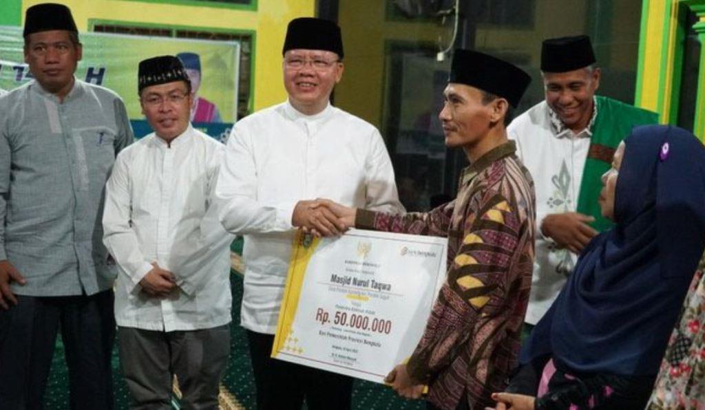 Gubernur Rohidin Salurkan Bantuan Senilai Rp 1,28 M untuk 30 Masjid di Mukomuko