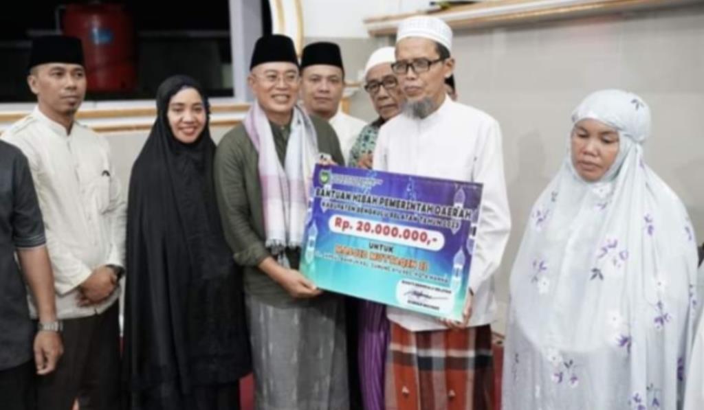 Safari Ramadan, Bupati Gusnan dan Sekda Sukarni Salurkan Bantuan Masjid