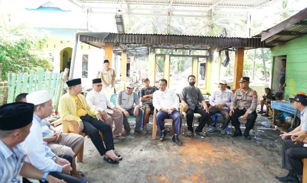 Kunjungi Lokasi Kebakaran di Ipuh, Gubernur Rohidin Semangati Keluarga Korban
