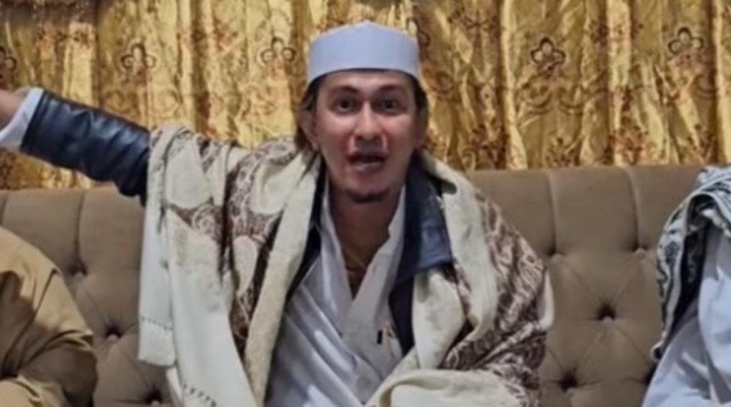 3 Petugas Bandara Dipecat Usai Video Viral Cium Tangan Habib Bahar