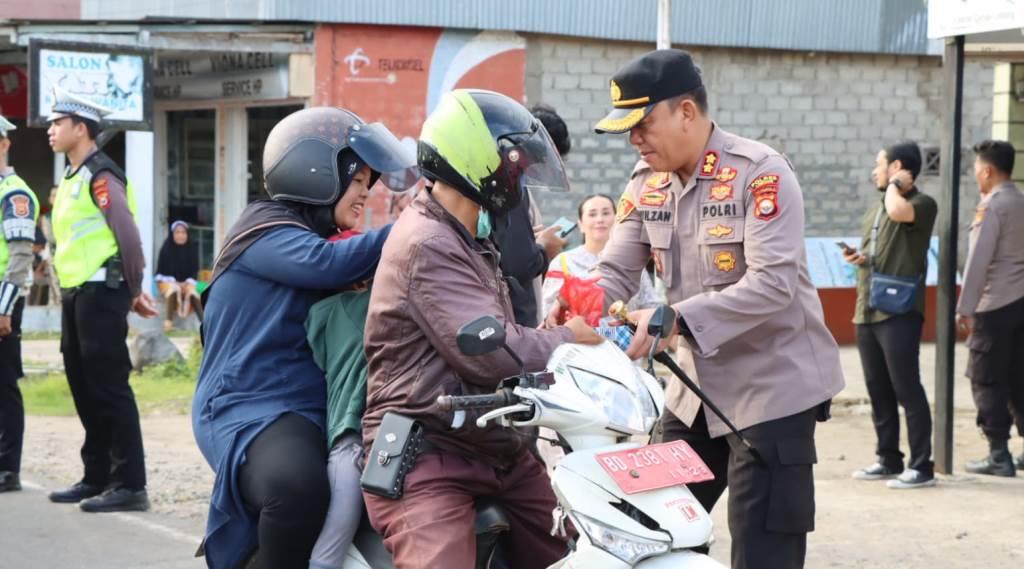 Kapolres Lebong Berbagi Takjil ke Pengguna Jalan, Imbau Warga Tertib Lalu Lintas