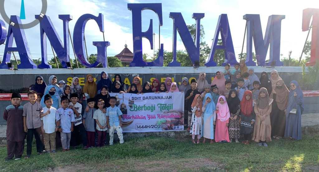 Ramadan Ceria, Siswa SDIT Darunnajah Berbagi Takjil ke Pengguna Jalan