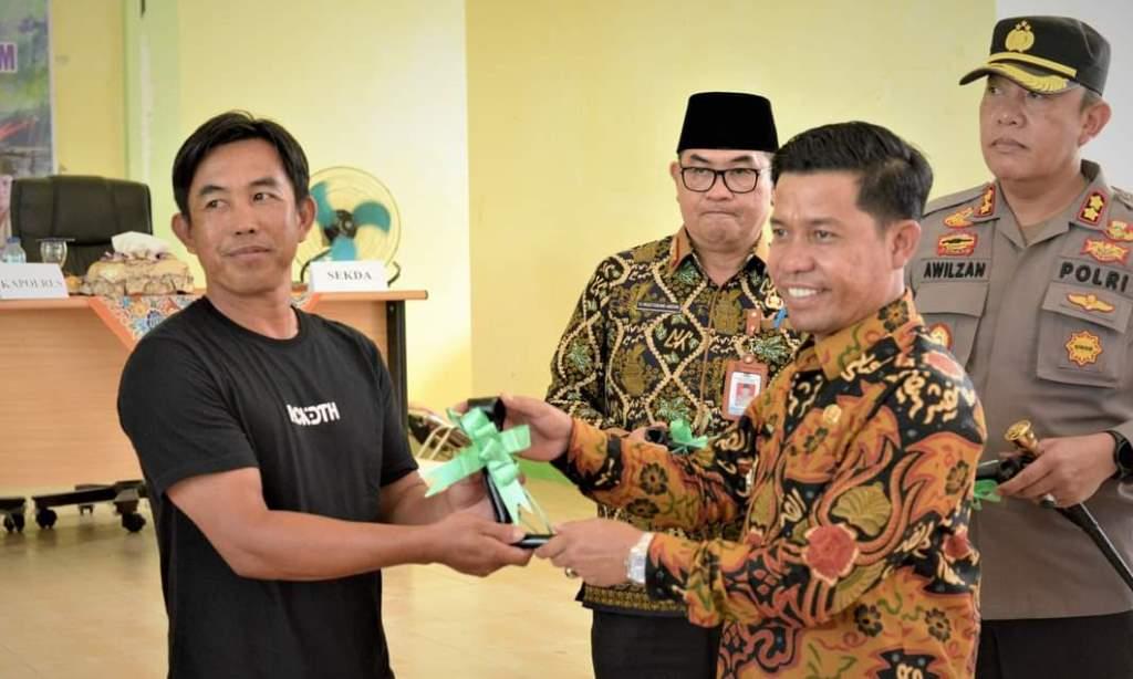 Pemkab Lebong Salurkan Bantuan 78 Unit Traktor Dukung Program MT-2