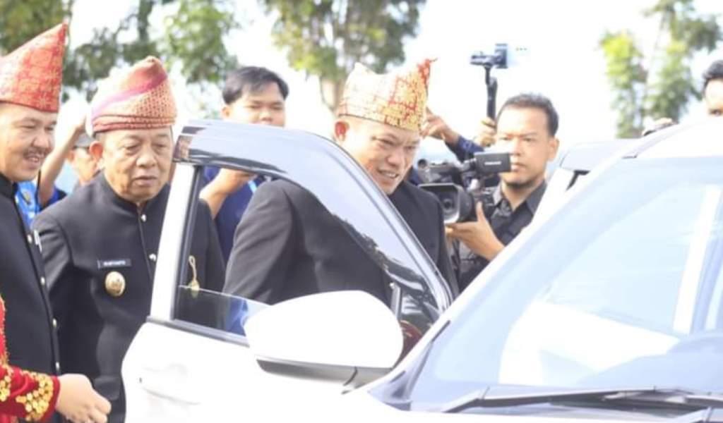 Puncak Perayaan HUT Seluma, Bupati Erwin Bagikan Ambulan Baru