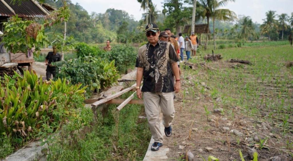 Respon Laporan Warga, Ketua DPRD BS Turun Lapangan Cek Saluran Irigasi