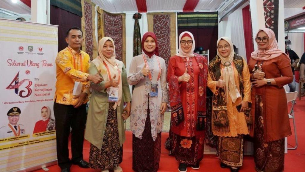 Dekranasda Provinsi Bengkulu Tampilkan Kain Besurek di HUT Dekranas ke-43