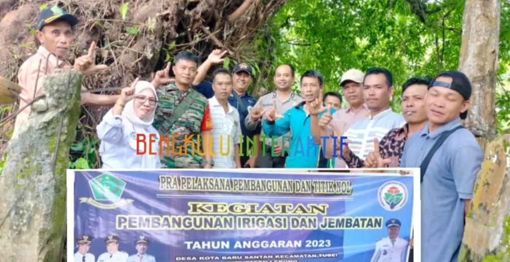 Pemdes Kota Baru Santan Bagikan Pupuk dan Titik Nol Pembangunan Irigasi Desa