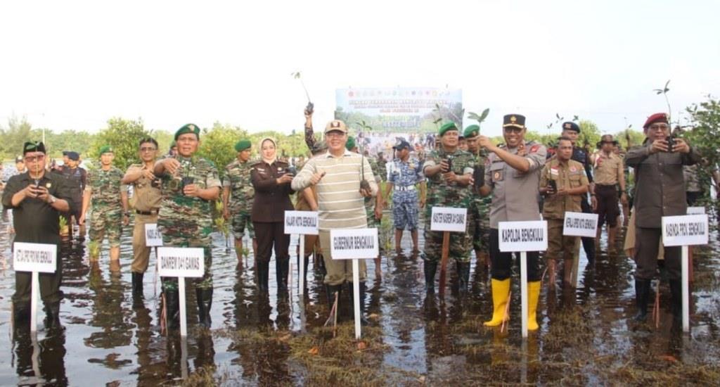 Gubernur Rohidin Tanam Mangrove Serentak Nasional di Kawasan Pulai Baai