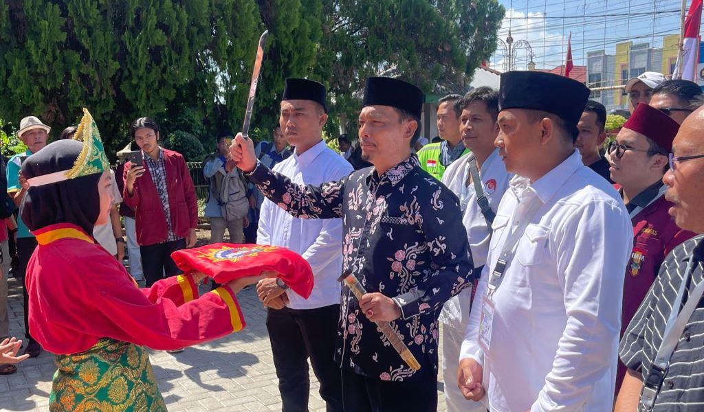 Bertepatan dengan Hardiknas, Rahiman Dani Daftar DPD Naik Angkot Beriring Kaum Muda