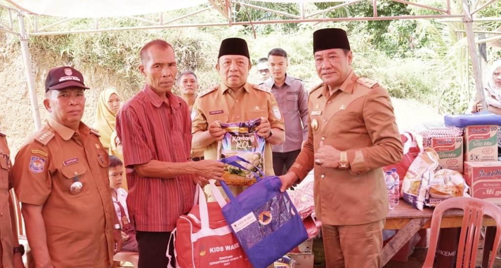 Wagub Rosjonsyah Salurkan Bantuan untuk Korban Kebakaran di Seluma