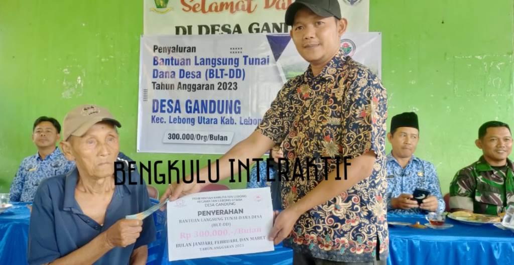 Pemdes Gandung Lebong Salurkan BLT untuk Warga Sakit Menahun, Lansia, dan Miskin Ekstrem