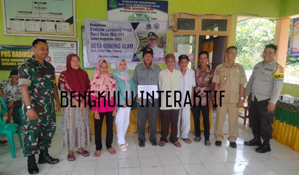 Desa Gunung  Alam Gelar Penyaluran BLT dan Titik Nol Pembangunan Jalan Lingkungan