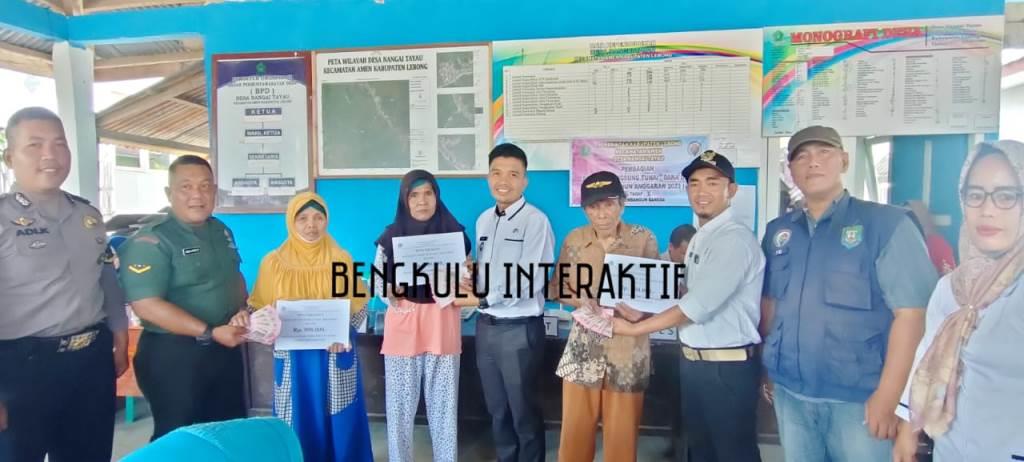 Salurkan BLT, Kades Nangai Tanyau Berharap Penerima Bijak Menggunakan Bantuan