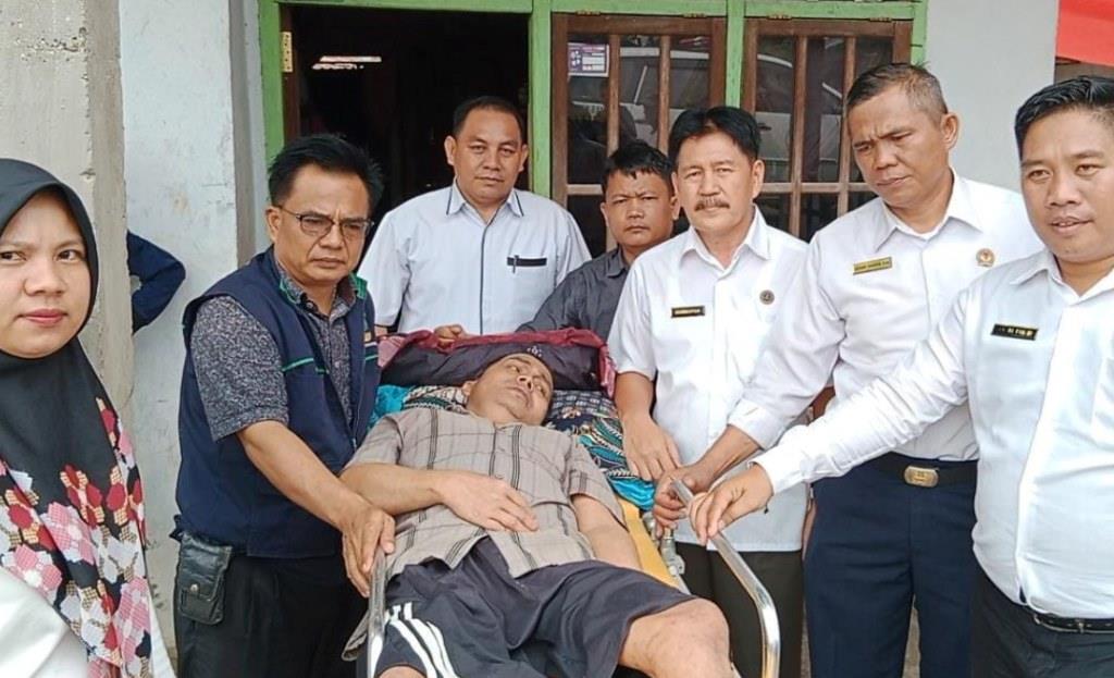 Bupati Gusnan Kirim Tim Reaksi Cepat Jemput Warganya yang Sakit Lumpuh