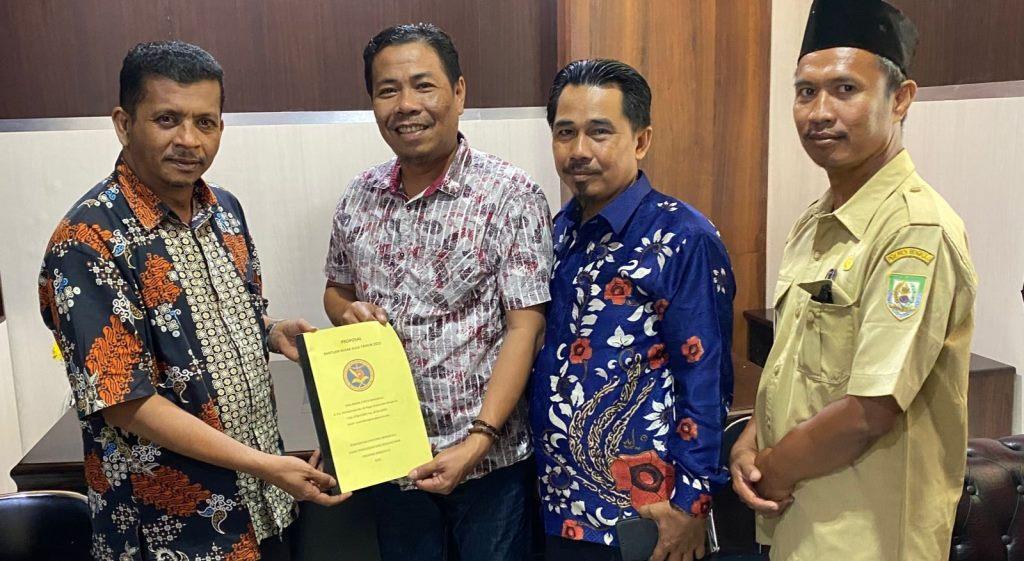 Kepala Sekolah SMAN 3 Serahkan Proposal Rehabilitasi Aula ke Komisi II