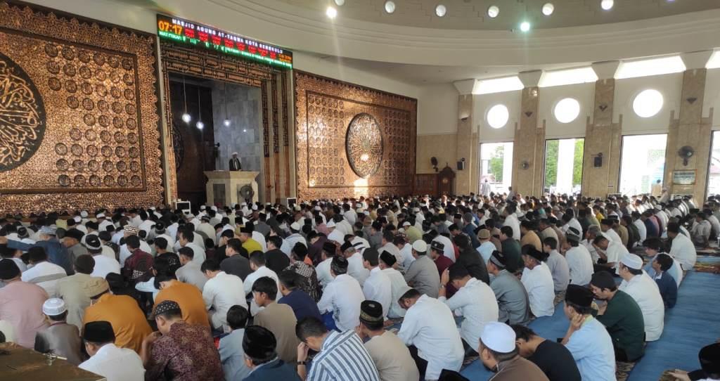 Ribuan Warga Padati Masjid Agung At-Taqwa Laksanakan Shalat Ied
