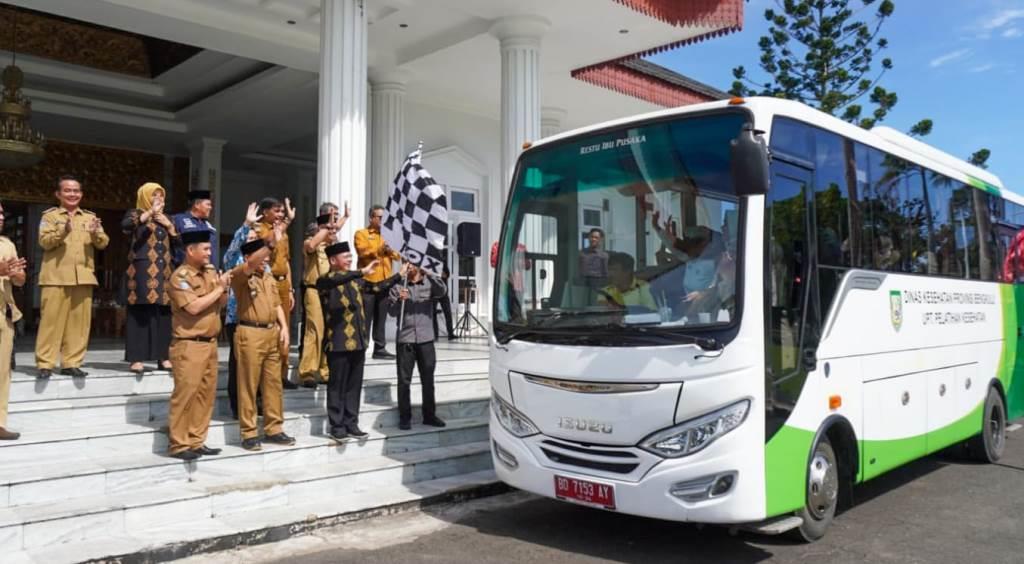 Gubernur Rohidin Lepas Mahasiswa KKN Kolaborasi UNIB-UGM ke Pulau Enggano