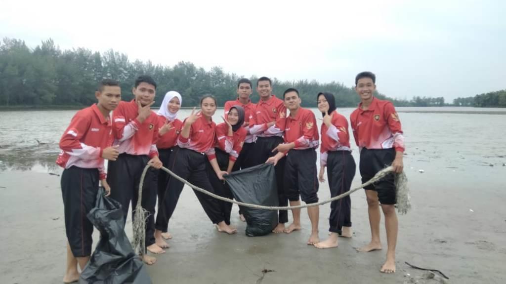 Ratusan Pelajar dari Paskibraka Seluma Bersihkan Pantai Cemoru Sewu
