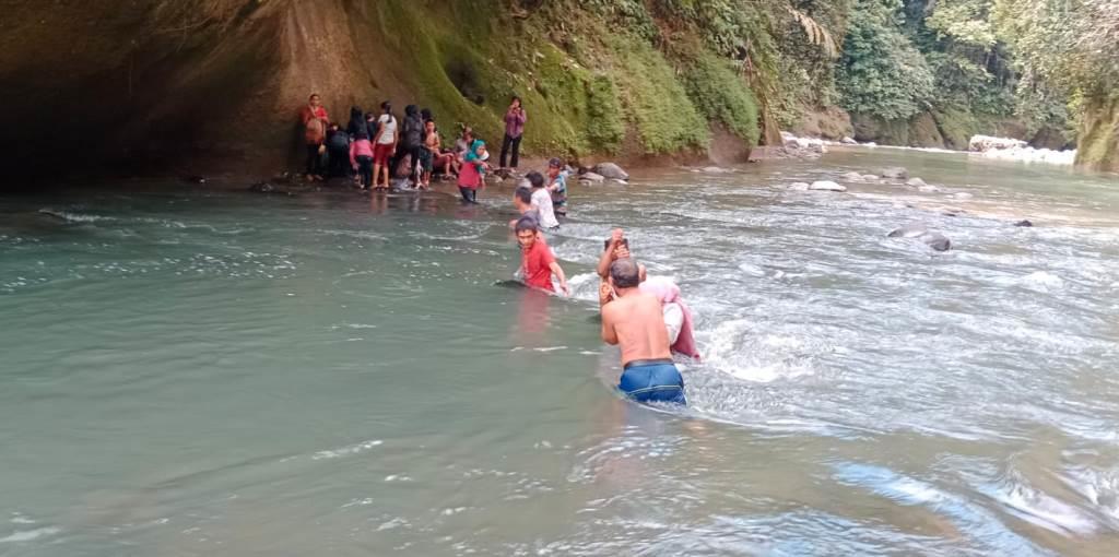 Jembatan Putus, Warga Desa Sekalak Seluma Nekat Seberangi Sungai Selama Bertahun-tahun