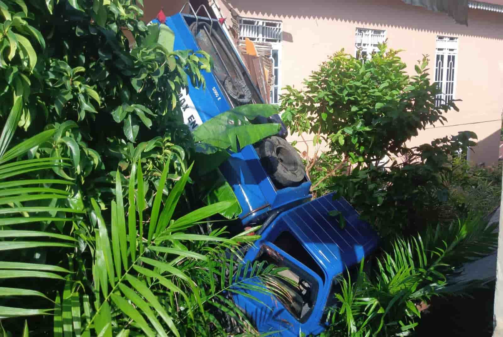 Banting Setir, Mobil Tangki BBM 5000 liter Tabrak Rumah Warga di Seluma