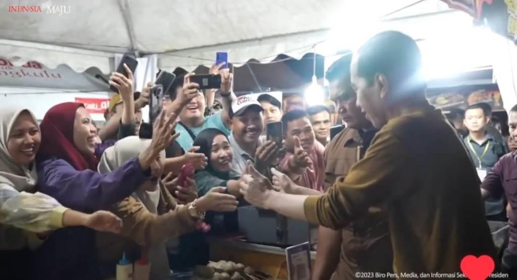 Pedagang Tabut Akui Raup Keuntungan Berlipat Imbas Kunjungan Presiden Jokowi