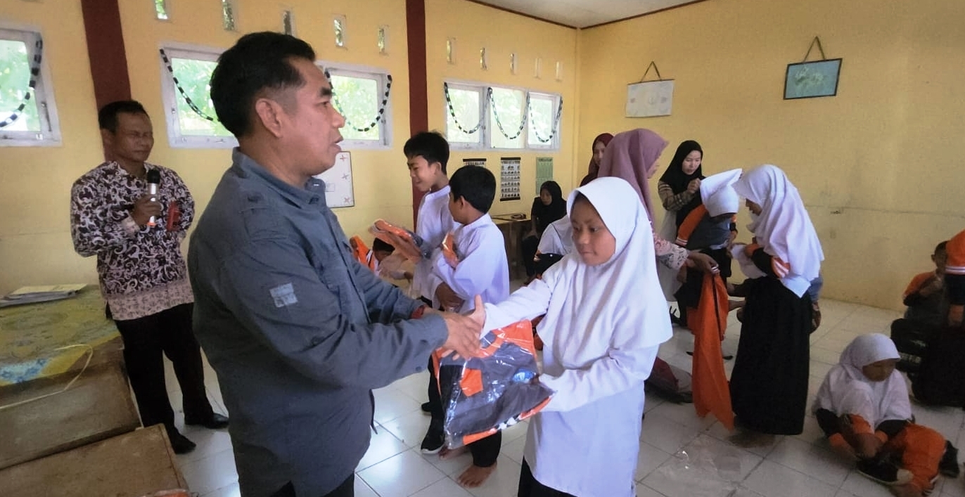 Kunjungi SDN 21 Kepahiang, Edwar Samsi Berikan Bantuan Seragam Olahraga