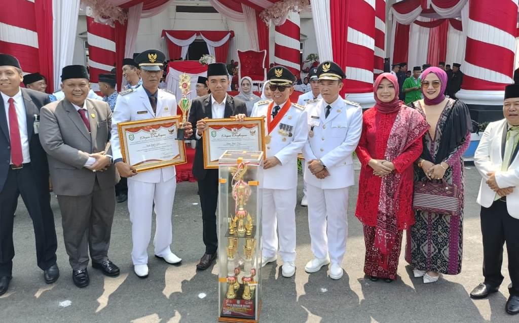 Momen HUT RI, Bupati Kepahiang Serahkan Piala Pemenang Desa/Kelurahan Terbaik