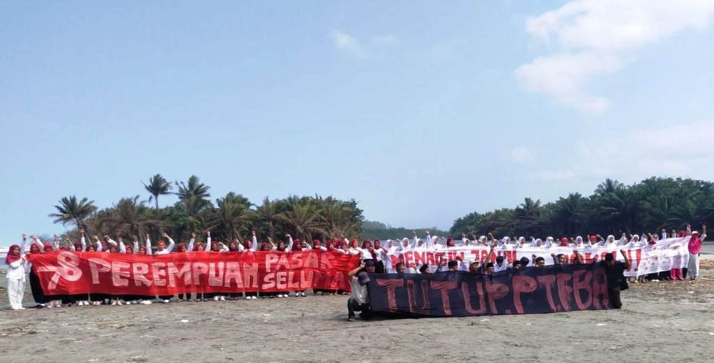 Hari Kemerdekaan, 78 Perempuan Pasar Seluma Tagih Janji Jokowi Tutup PT FBA