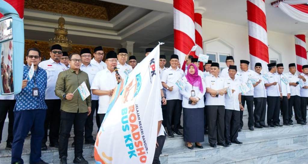 Kampanyekan Antikorupsi, Gubernur Rohidin Lepas Pawai Roadshow Bus KPK RI