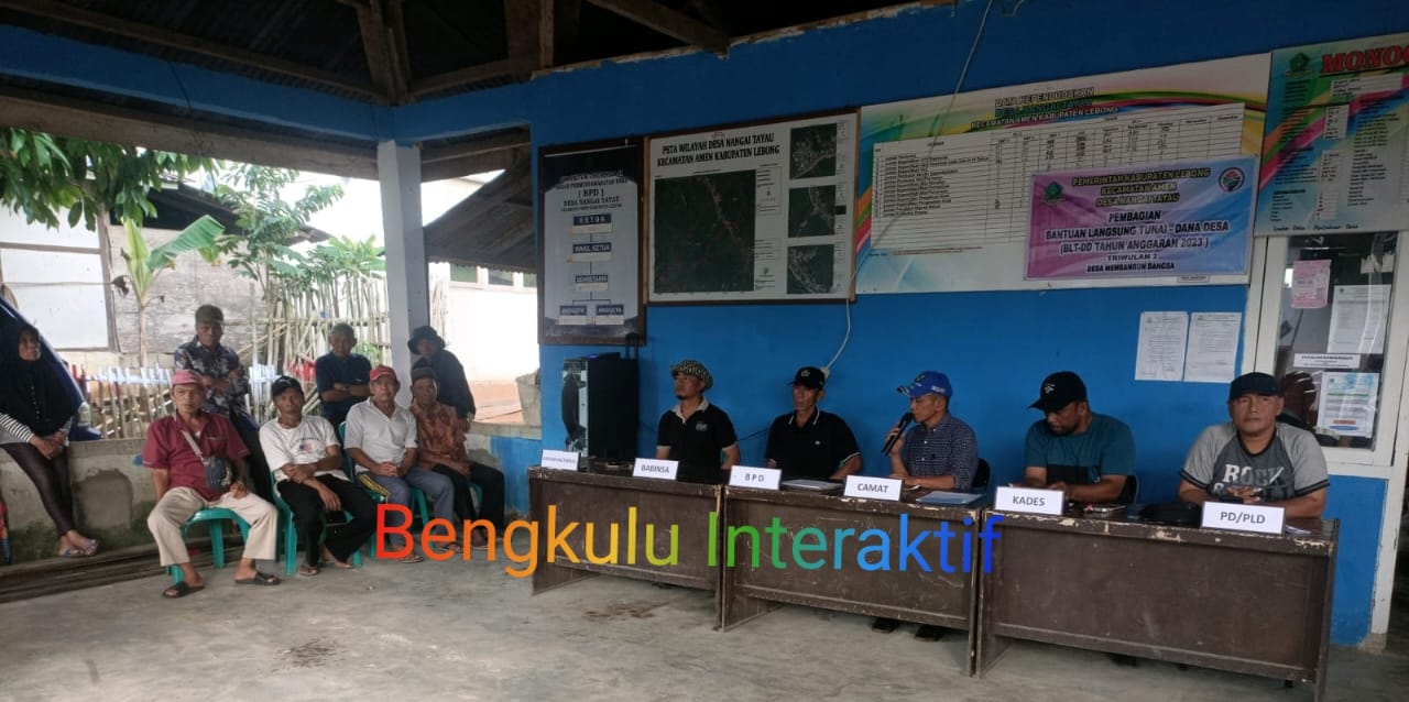 Bagikan BLT-DD Tahap II, Pjs Kades Nangai Tanyau Ajak Keluarga Penerima Manfaat Terus Dukung Pembangunan