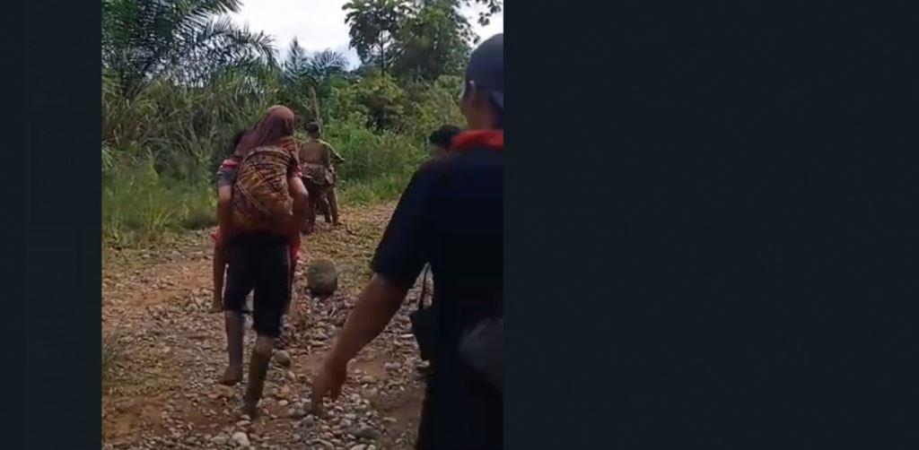 Jalan Tak Bisa Dilewati Kendaraan, Warga Sakit di Seluma Terpaksa Digendong