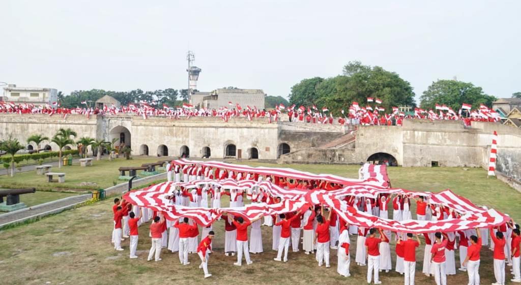 Ribuan Masyarakat Bengkulu Ikuti Kirab Bendera Merah Putih di Benteng Marlborough