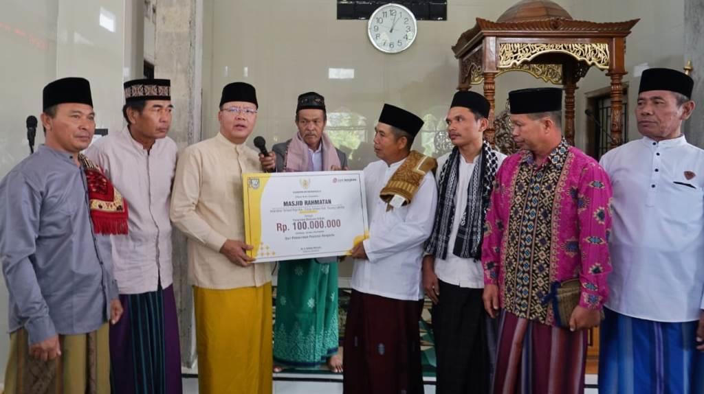 Masjid dan Pedagang Sayur Keliling di Rejang Lebong Dapat Bantuan dari Gubernur Rohidin
